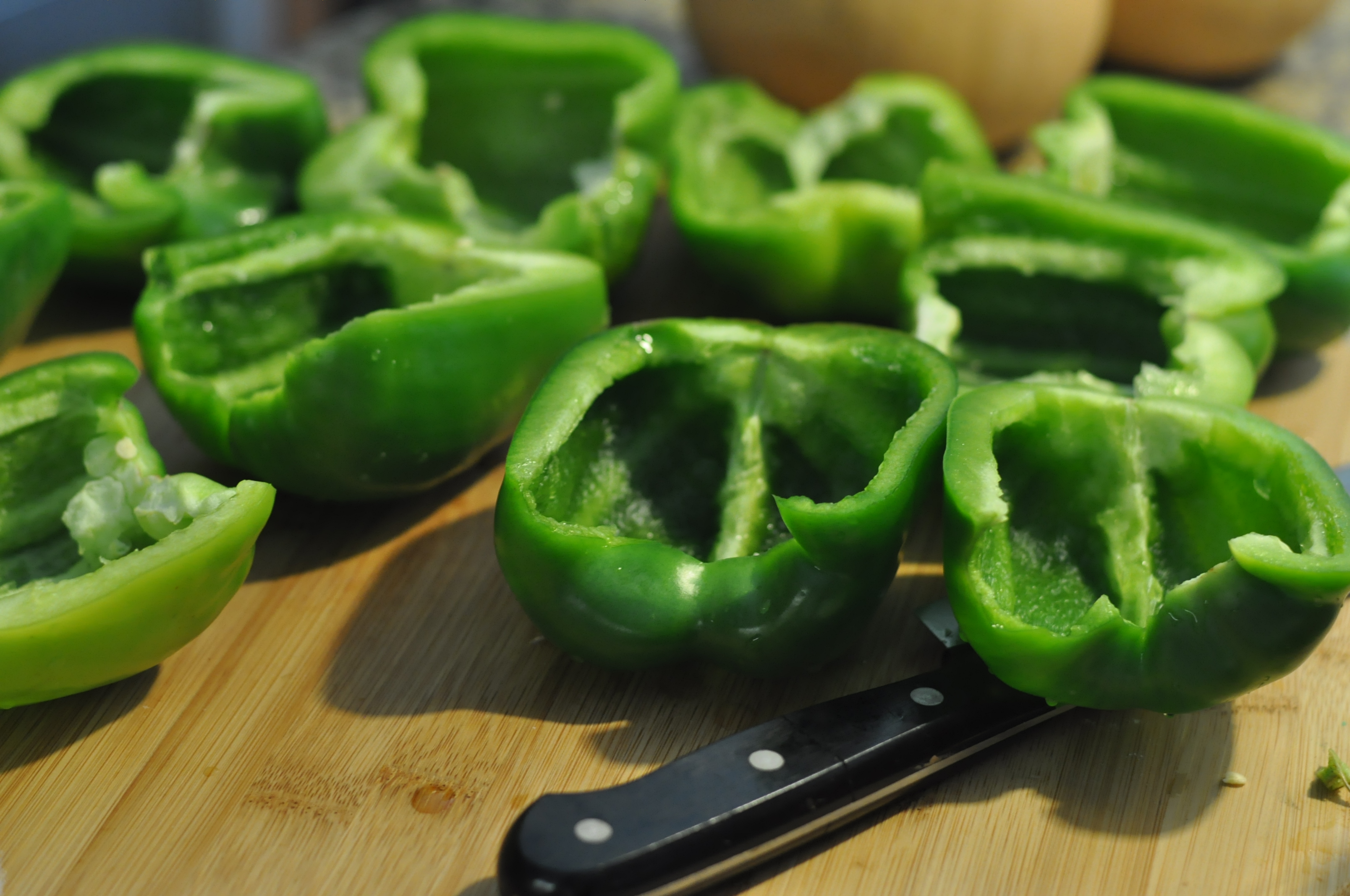 Cutting green peppers 